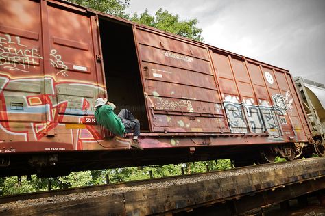 Hopping freight train from  La Crosse to Bay View (along the Mississipi river) near Milwaukee, with 43 year old Hobo named Stretch. Hobo Train Hopping, Freight Train Aesthetic, Train Hopping Aesthetic, Freight Hopping, Hobo Aesthetic, Train Hopping, People Moving, Apocalypse Aesthetic, Freight Train