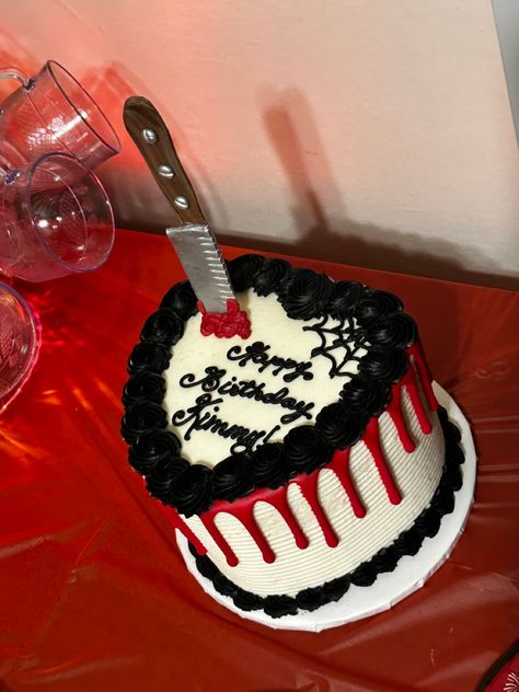 Spooky Birthday Cake Ideas, Spooky Season Birthday Cake, Cake With Knife In It, Birthday Cake For Halloween, Halloween Party Food Scary, Slasher Cake Ideas, Scream Inspired Cake, Halloween Party Cake Ideas, Slasher Birthday Cake