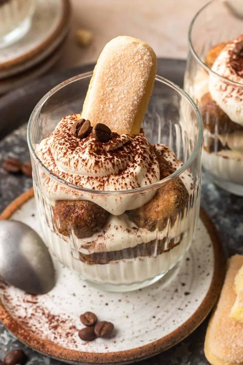 Mini Tiramisu Cups, Individual Tiramisu, Mini Tiramisu, Small Jam Jars, Tiramisu Cups, Tiramisu Recept, Mascarpone Filling, Italian Tiramisu, Tiramisu Dessert