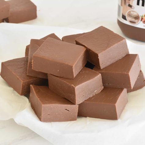 Nutella Fudge Baking Envy, Baileys Fudge, How To Make Nutella, Fudge Dessert, Nutella Fudge, Homemade Fudge Recipes, Peanut Butter Fudge Easy, Fudge Ingredients, Oreo Fudge