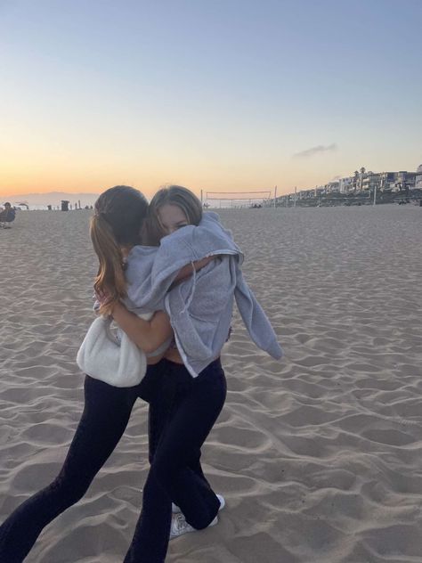 #beach #sunset #sunsetbeach #friends #california #aesthetic #bsf #bestfriends #californialife Costa Rica, Los Angeles, Angeles, California Friends Aesthetic, California Girls Aesthetic, California Girl Aesthetic, Summer Roberts, Cali Trip, California Aesthetic