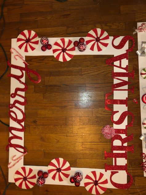 Christmas Picture Prop Ideas, Selfie Wall Christmas, Photobooth Ideas For Christmas, Christmas Backdrop Ideas Diy, Diy Photo Frames For Parties, Photobooth Christmas Ideas, Easy Christmas Photo Backdrop, Christmas Photo Booth Diy, Christmas Backdrops For Photos Diy