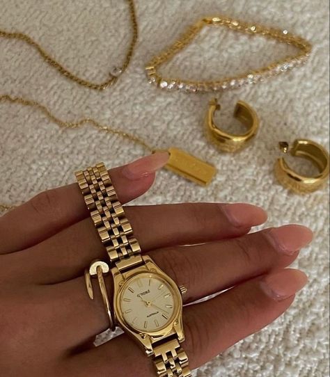 watch Gold Jewelry Vision Board, Gold Jewerly Girl, Big Gold Jewelry Aesthetic, Gold Jewerly Girl Aesthetic, Womens Gold Jewelry Aesthetic, Asthetic Watches Women, Gold Acssesories Aesthetic, European Gold Jewellery, Clock Rings Aesthetic