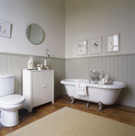 Bathroom Paint Colors That Always Look Fresh and Clean Wood Panel Bathroom, Wood Paneling Makeover, Paneling Makeover, Makeover Kamar Mandi, Country Photos, Wainscoting Bathroom, Bathroom Paneling, Cottage Bathroom, Bad Inspiration