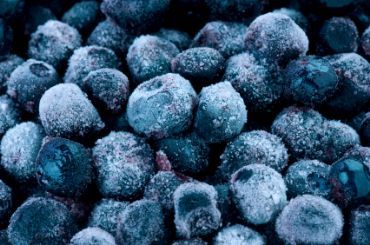 Tips for freezing fresh produce Freezing Fruit, Blueberry Powder, Raw Broccoli, Soft Foods, Tasting Table, Frozen Fruit, Frozen Blueberries, Food Facts, Fruit Smoothies