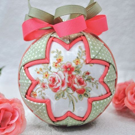 Fabric Ball Pattern, Bridgerton Crafts, Folded Ornaments, Diy Quilted Christmas Ornaments, Fabric Christmas Ornament, Quilted Fabric Ornaments, Sew Ornaments, Wreath Embellishments, Sewn Christmas Ornaments