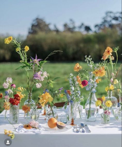 Wild Flower Wedding, Bud Vases Wedding, Wildflower Centerpieces, Wildflower Wedding Theme, Tafel Decor, Baby In Bloom, Wedding Table Flowers, Wedding Vases, Garden Party Wedding