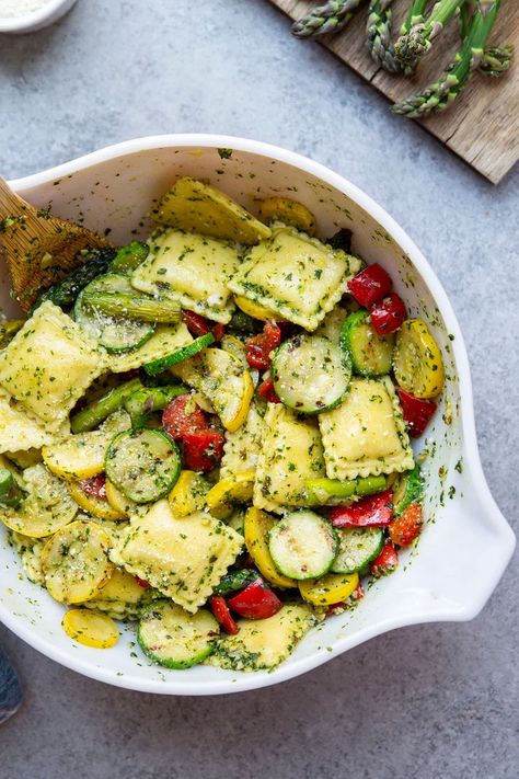 Packed with flavorful basil pesto and smoky grilled summer vegetables, this ravioli is a quick summer meal that's perfect for using up an abundance of summer vegetables! Vegetable Dinner Recipes Meatless Monday, Vegetable Filled Meals, Summer Ravioli, Veggie Ravioli, Pesto Vegetables, Ravioli Pesto, Light Summer Dinner Recipes, Ravioli With Pesto, Pesto Ravioli