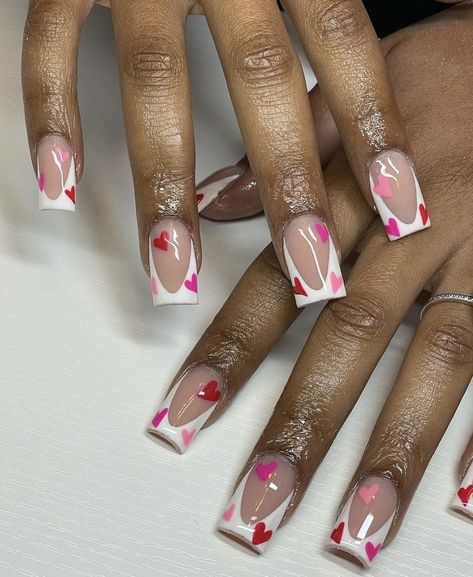 Valentines Short Nails Ideas, Valentine Freestyle Nails, French Nail Designs Valentines Day, Valentine Day Nails Square, Shorties Acrylic Nails Valentines, Short Valentine Nail Ideas, Valentines Day Junk Nails, Creative Valentines Nails, Short Gel Nail Designs Valentines