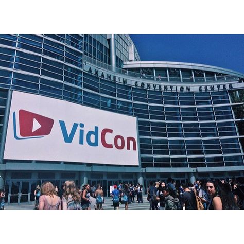 The amazing VidCon sign❤️❤️❤️ Vidcon Aesthetic, Festival Branding, Youtube Aesthetic, Business Things, 9 Lives, Meet Friends, Shoulder Tops, Summer Bucket Lists, Top Shelf