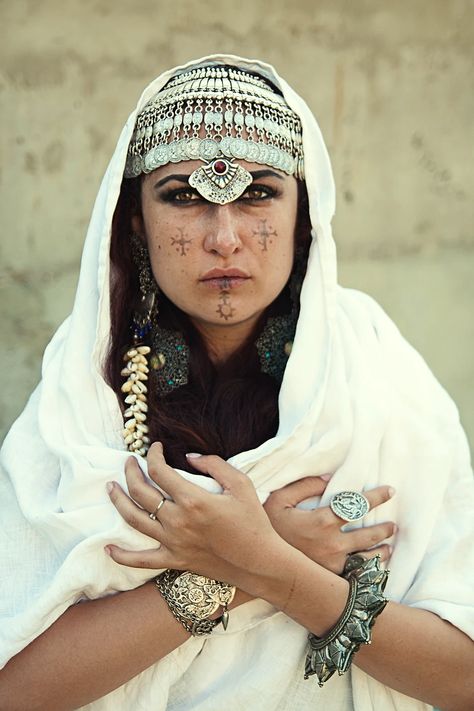 berber-woman-symbols Bedouin Style, Moroccan People, Boho Hippie Fashion, Berber Tattoo, Facial Tattoos, Moroccan Women, Hippie Fashion, Vintage Blog, We Are The World