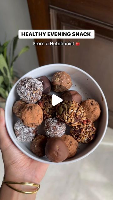 Dates Peanut Butter, Healthy Evening Snacks, Oats Protein, Energy Ball Recipe, Evening Snacks, Energy Balls, Cacao Powder, Trail Mix, Shredded Coconut