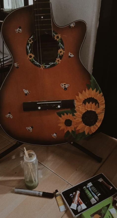 Paint On Guitar Ideas, Drawing On Guitar Ideas, Painting On Guitar Aesthetic, Electric Guitar Painting Ideas, Decorated Acoustic Guitar, Painting On Guitar Ideas, Painted Guitar Acoustic, Guitar Painting Ideas, Painted Acoustic Guitar