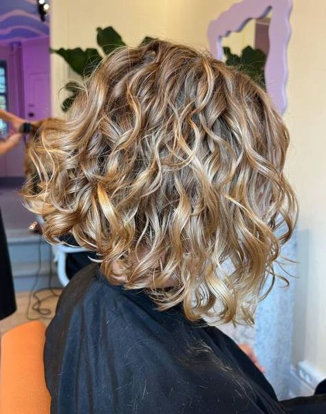 Wavy Graduated Bob, Short Bob Curly Haircuts, How To Style Curly Bob Hairstyles, Angled Bob Curly Hair, Lob Haircut For Curly Hair, Curly Graduated Bob, Curly Lob Haircut With Bangs, Inverted Curly Bob Hairstyles, Natural Curly Bob Hairstyles Medium