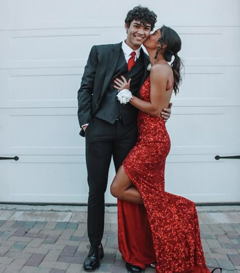 Prom Couples Red, Red Prom Couple Outfit, Red Prom Couple, Prom Dates Couples, Prom Couples Outfits, Couples Prom, Prom Photography Poses, Couple Prom, Prom Tux