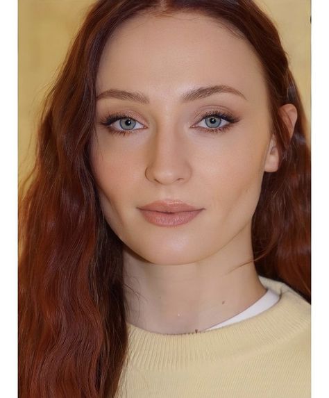 Sophie Turner Hair, Zendaya Red Hair, Sofie Turner, Natural Red Hair, Wine Hair, Barbara Gordon, Professional Stylist, Sansa Stark, Rose Gold Hair