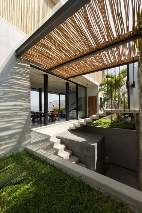 Mediterranean Style Bathroom, Zihuatanejo Mexico, Ixtapa Zihuatanejo, Bali Architecture, Bali Style Home, Dream Villa, Concrete Staircase, Tropical House Design, Bali Resort