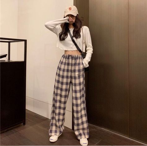 Cropped cardigan wide leg plaid pants capris slacks culottes Korean fashion trends spring Plaid Wide Leg Pants, Plaid Pants Outfit, Clothes Korean Style, Korean Casual Outfits, Trik Fotografi, Causual Outfits, Vintage Plaid, Plaid Pants, Kpop Fashion Outfits