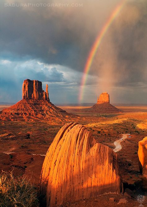 Rainbow over Monument Valley, Arizona/Utah, USA Utah Parks, Monument Valley Arizona, Grand Canyon Arizona, Arizona Landscape, Earth Pictures, Desert Life, Utah Usa, Autumn Scenery, Wild Nature