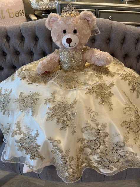 Quince Dresses Gold And White, Good Quinceanera Themes, Quinceanera Champagne Theme, Champagne Quince Decorations, Gold Xv Dresses, Quinceanera Bears, Champagne Sweet 16 Dresses, Gold Theme Quinceanera, Champagne Gold Quinceanera Dresses