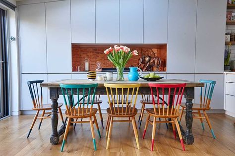 Upcycled Dining Chairs, Colored Dining Chairs, Chairs Diy, Kitchen Diner Extension, Rustic Dining Chairs, Colourful Kitchen, Kursi Bar, Rustic Dining Room, Kitchen Extension