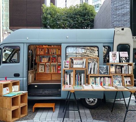 20 Imaginative Mobile Libraries Around The World - BOOKGLOW Maze Runner Maze, Book Truck, Mobile Library, Library Inspiration, Bookstore Cafe, Dream Library, Book Bar, Mobile Business, Book Cafe