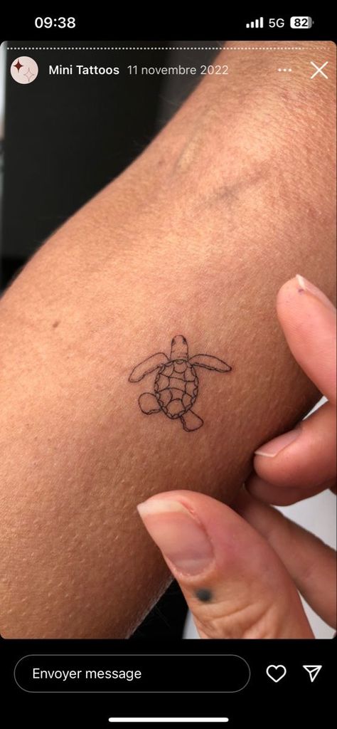 Arm Turtle Tattoo, Dainty Tattoos Beach, Image Tattoos For Women, Mini Unique Tattoos, Turtle Swimming Tattoo, Cute Tattoos Fine Line, Tiny Holiday Tattoo, Ankle Tattoo Turtle, Tiny Beach Tattoos For Women