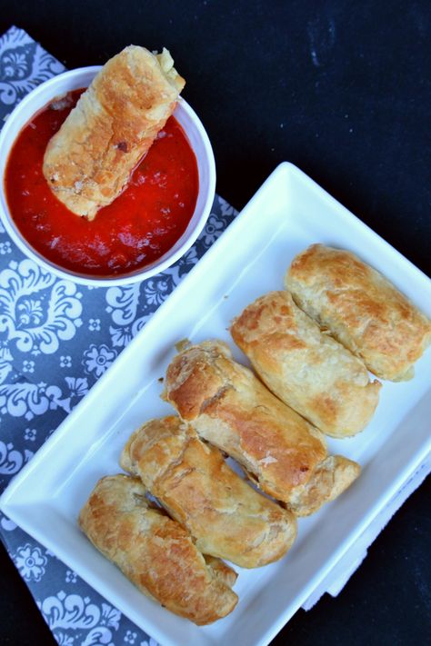 Crispy on the outside and gooey on the inside, these Mozzarella sticks made with puff pastry, will be something the kids would love and would keep them coming Baked Mozzarella Sticks, Egyptian Desserts, Cream Cheese Pastry, Puff Pastry Appetizers, Popular Appetizers, Cheese Pastry, Bite Size Appetizers, 3 Ingredient Recipes, Mozzarella Sticks