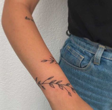 Tattoo Ideas For Women Female Lower Arm Tattoos, Professionals With Tattoos, Sentimental Tattoos, Arm Flower Tattoo, Girl Flower Tattoos, Lower Arm Tattoos, Simple Flower Tattoo, Rose Tattoo On Arm, Around Arm Tattoo