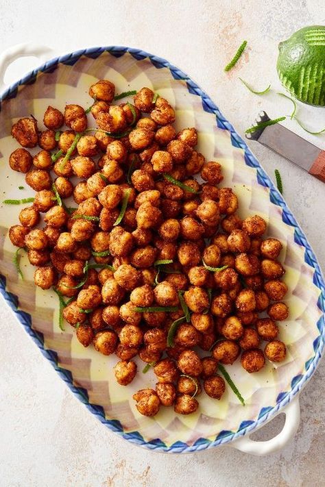 Air Fryer Crunchy Chili-Spiced Chickpeas Diner Sides, Karringmelk Beskuit, Air Fryer Chickpeas, Easy Make Ahead Appetizers, Chickpeas Recipe, New Year's Eve Appetizers, Chili Spices, Make Ahead Appetizers, Vegan Chickpea