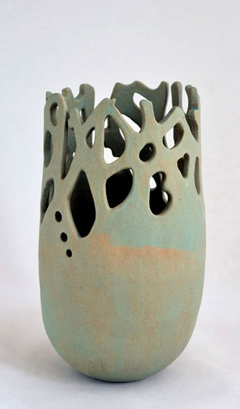 Vase with incised and cut-out details Ann-Decker Pierced Ceramics, Pottery Handbuilding, Slab Pottery, Clay Vase, Ceramic Inspiration, Pottery Inspiration, Ceramics Projects, Diy Vase, Pottery Clay