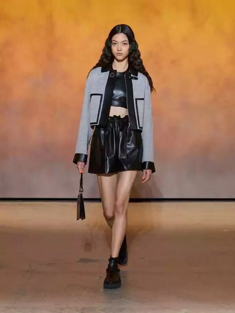 Women's spring-summer 2022 fashion show | Hermès USA Hermes Dress, Hermes Clothes, Scarf Print Dress, Hermes Fashion, Leather Bustier, Sporty Dress, Moda Paris, Spring Summer 2022, Summer 2022