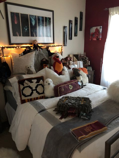 Harry Potter Room For Adults, Room Inspo Harry Potter, Harry Potter Themed Room Decor, Bedroom Ideas Harry Potter, Classy Harry Potter Bedroom, Harry Potter Aesthetic House Decor, Teen Harry Potter Bedroom, Harry Potter Aesthetic Room Ideas, Hogwarts Aesthetic Room