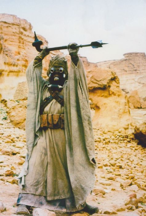 Scene 18 – Attack of the Sand People | Star Wars Archives Sand People, Tusken Raider, Star Wars Planets, Star Wars Episode Iv, Dark Side Star Wars, Star Wars Fashion, Star Wars Diy, Star Wars 1977, Star Wars Models