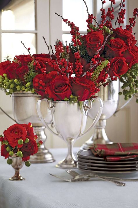 Winning Roses Amaryllis Christmas, Christmas Arrangements Centerpieces, Centerpieces Christmas, Winter Floral Arrangements, Christmas Centers, Tafel Decor, Christmas Flower Arrangements, Christmas Table Centerpieces, Christmas Floral Arrangements