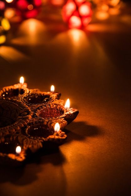 Diya Photos, Diwali Lighting, Diwali Lamps, Blue Emoji, Diwali Lights, Diwali Diya, Diwali Wishes, Photo Beautiful, Indian Aesthetic