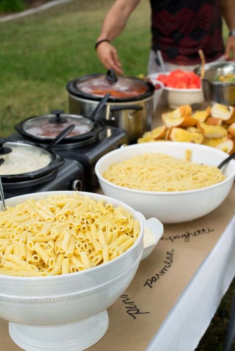 Pasta Bar, Graduation Party Finger Food Ideas, Party Food Bars, Fall Backyard, Backyard Graduation Party, Fest Mad, Fest Temaer, Graduation Party Foods, Pasta Party