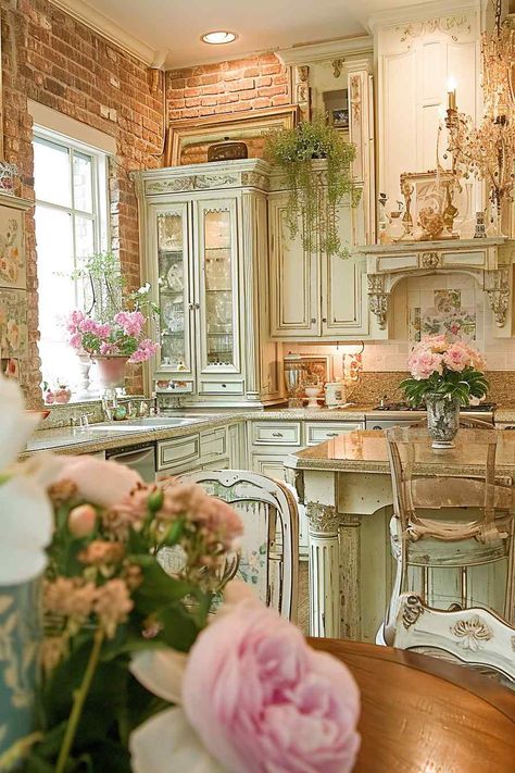 Country French Farmhouse Decor, Shabby Sheek Decor Cottage Chic, French Cafe Kitchen, Sheek Decor, Shabby Sheek Decor, French Chic Interior, Shabby Chic Kitchens, French Chateau Kitchen, Sims4 Ideas