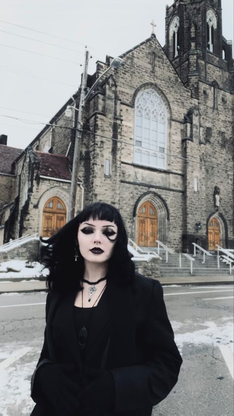 Hot Gothic Outfits, Goth Nurse Aesthetic, Goth Woman Aesthetic, Goth Doctor, Dark Fall Outfits, Clean Goth Aesthetic, Classy Goth Aesthetic, Techno Goth, Goth Glasses