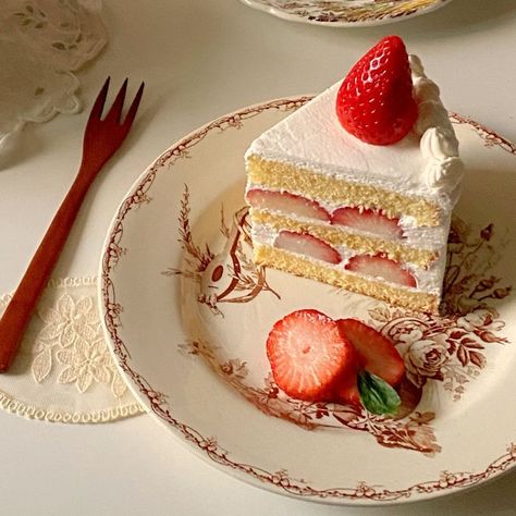 strawberry cake strawberries in the cake batter on top of the cake and on the cake icing Essen, Korean Instagram, Cake Icon, Strawberry Shortcake Cake, Strawberry Shortcake Characters, Pretty Dessert, Strawberry Cakes, Strawberry Jam, Strawberry Cake