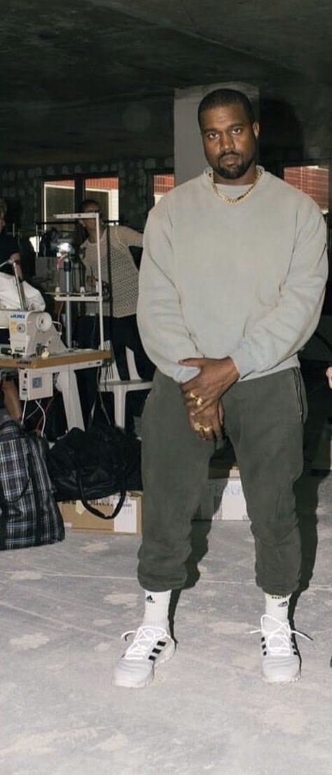 Kanye West Workwear, Kanye Street Style, Kanye Black Outfit, Rapper Outfits Men 90s, Kanye Outfits 2022, Taye Diggs Style, Kanye Outfits Style, Kanye West Yeezy Outfit, Kanye Inspired Outfits