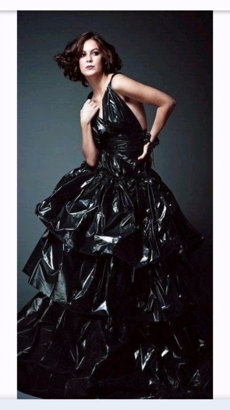 Garbage Bag Dress, Trash Bag Dress, Recycled Gown, Ottoman Seat, Newspaper Dress, Ropa Upcycling, Couch Bench, Gown Designs, Fashion Design Classes