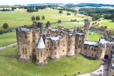 Alnwick Castle was used as Hogwarts in the Harry Potter films and is well worth visiting on a holiday to Northumberland Harry Potter Castle, Northumberland Coast, Alnwick Castle, Welcome To Hogwarts, Scenic Photos, Harry Potter Films, England And Scotland, Filming Locations, Wizarding World