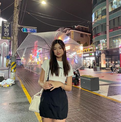 Korea Astethic, Asian Black Hair, Night City Aesthetic, Seoul Photography, Julia Ma, Tokyo Outfits, Seoul Night, Travel Poses, Life In Korea