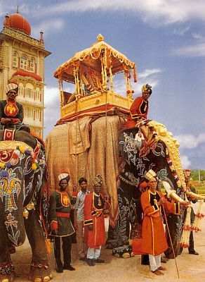 One of the many painted elephants with howdaw, owned by the Maharajah Mysore Dasara, Hindu Statues Goddesses, Elephant Photography, Watercolor Paintings Of Animals, Hindu Statues, History Of India, Vintage India, Hinduism Art, Historical Painting