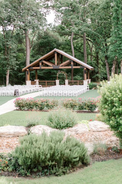 Casual Wedding Venue Ideas, Spring Venue Wedding, Wedding Venues Small Outdoor, Home Wedding Venue Ideas, Wedding Venue Landscape Design, Wedding Venue Ideas Rustic, Outdoor Covered Wedding, Outside Wedding Venues Outdoor Ceremony, Wedding Venue Furniture