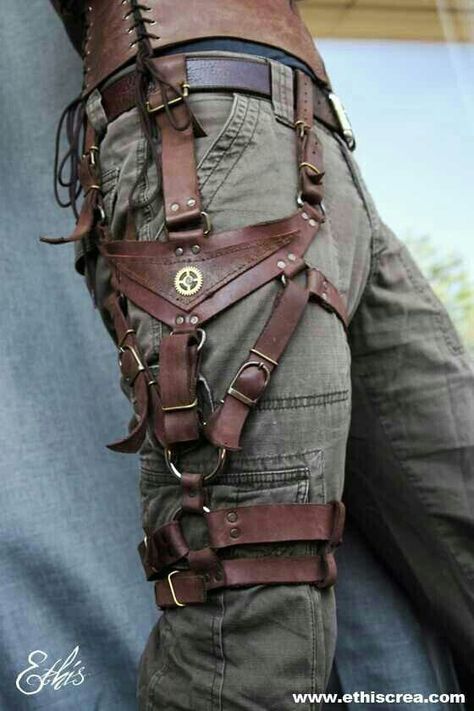 Leather holster, handy - Probably not that hard to imitate with pleather and brads! #Leather #Cargopants #Holster Moda Steampunk, Mode Steampunk, Futurisme Retro, Look Grunge, Hands Free Bag, Style Steampunk, Steampunk Cosplay, Steampunk Accessories, Steampunk Costume