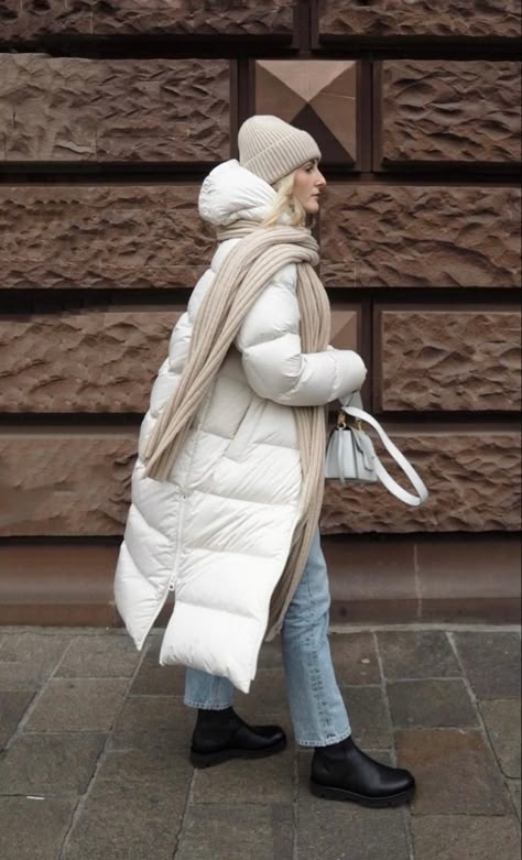 White Puffy Coat Outfit, Beige Long Puffer Jacket Outfit, White Long Puffer Jacket Outfit, White Parka Outfit, Beige Puffer Coat Outfit, White Puffer Coat Outfit, Long Puffer Outfit, Puffer Coat Street Style, Puffy Coat Outfit