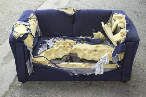 que hacer con un sofa viejo Couch Foam, Furniture Repair, Leather Couch, Couch Cushions, Contemporary Sofa, Couch Covers, Furniture Removal, Reupholster, Interior Design Trends