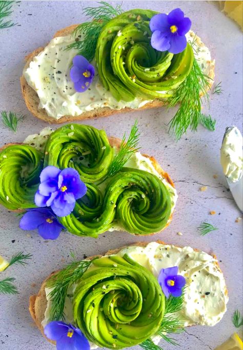 French Onion Bread, Edible Flowers Recipes, Everything But The Bagel, Onion Bread, Amazing Food Decoration, Fancy Food, Snacks Für Party, Flower Food, Fun Baking Recipes